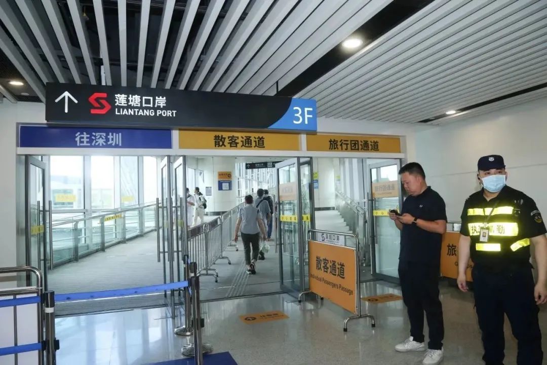 出入境客流量統(tǒng)計(jì)數(shù)據(jù)顯示,連日來(lái)出入境客流呈高峰態(tài)勢(shì)(圖1) 832.jpg